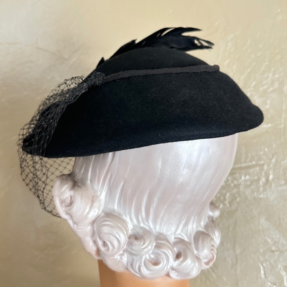 SUPERB 1940\'s BL;ACK FELT HAT WITH IRIDESCENT FEATHERS, VEIL AND JEWEL BROOCH main image 4